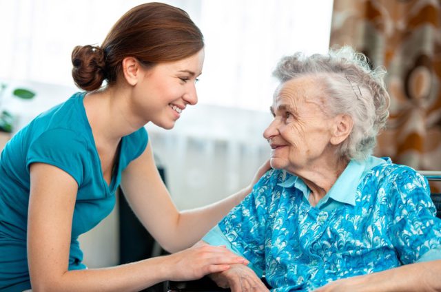 Предлагают увеличить компенсацию по уходу за пожилыми людьми и инвалидами до прожиточного минимума