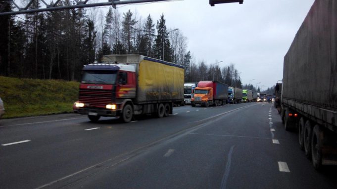 Большегрузам могут увеличить штраф за неуплату возмещения вреда, наносимого ими дорогам Большегрузам могут увеличить штраф за неуплату возмещения вреда, наносимого ими дорогам