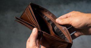 Работодателям разрешили списывать с зарплаты до 100 000 руб. Работодателям разрешили списывать с зарплаты до 100 000 руб.