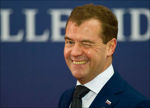 Медведев потребовал сохранить зарплату при переходе на четырехдневку