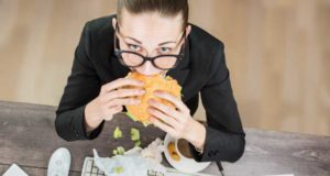 Нужно ли оплачивать обеденный перерыв, если работник не может покинуть рабочее место? Нужно ли оплачивать обеденный перерыв, если работник не может покинуть рабочее место?